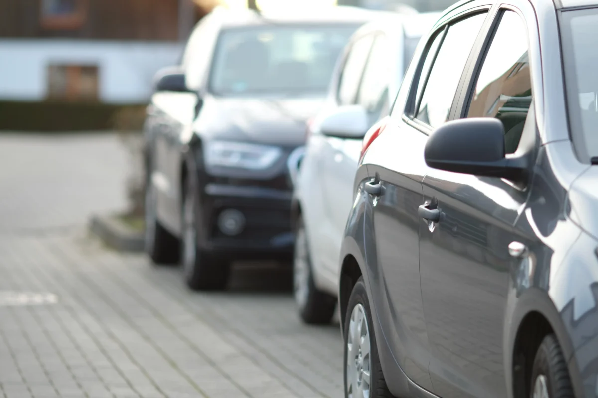 Coches estacionados en fila