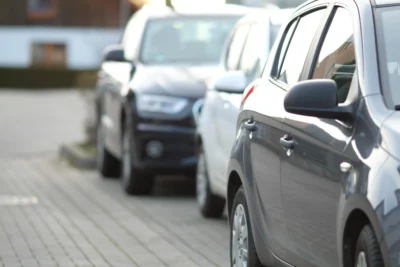 Coches estacionados en fila
